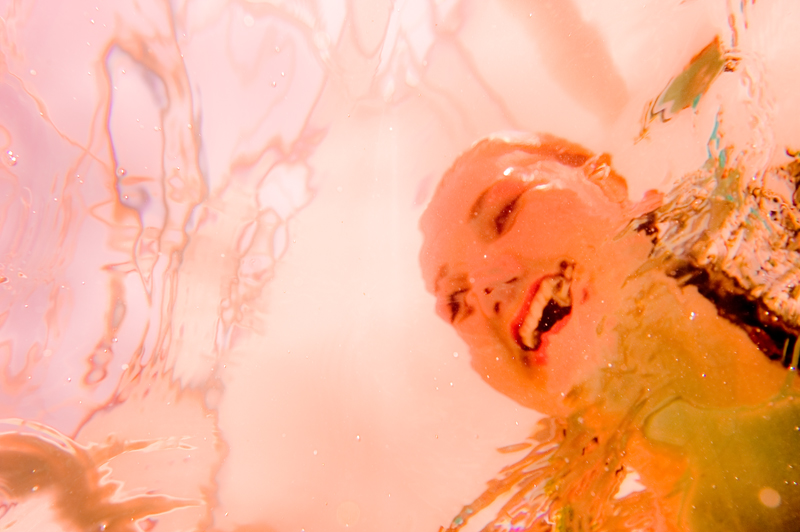 2012_06_09_AME41825.jpg - Ha, ha, ha! Uite cum dă ăla (adică eu) din picioare!