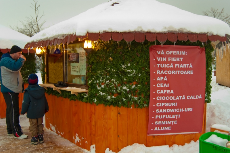 Patinoar-12 copy.jpg - Bă băiete, să-ţi fie clar. Dacă mă mai pârăşti lu' mă-ta că iar am băut ţuică, nu te mai duc în veci la patinoar!